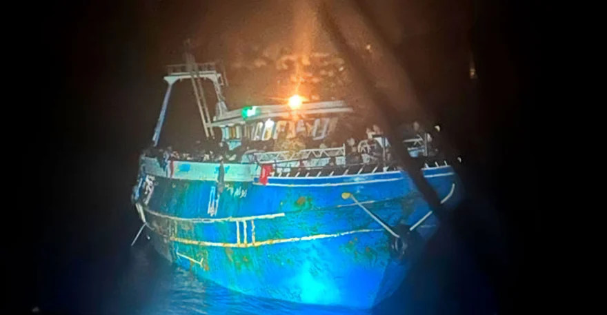 Πύλος: Νέα σοκαριστική φωτογραφία του πλοίου με τους μετανάστες πριν την τραγωδία – Συνεχίζονται οι έρευνες (vids)