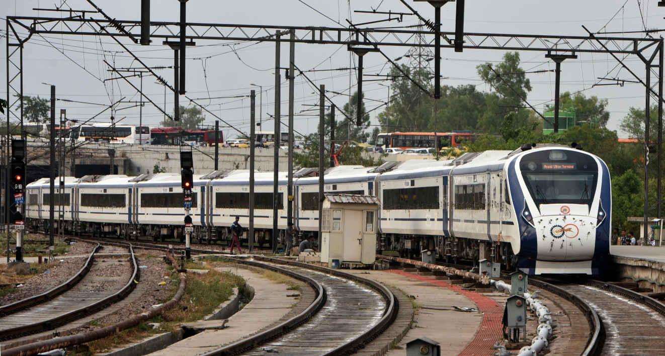 Ινδία: Μοιραία σύγκρουση τρένων – 50 νεκροί και 350 τραυματίες
