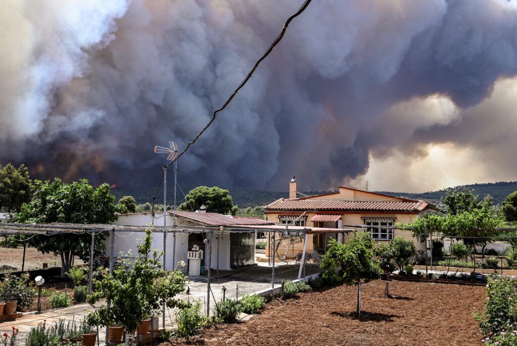 Κόλαση φωτιάς σε Μάνδρα και Νέα Ζωή – Καίγονται σπίτια, απούσα η βοήθεια