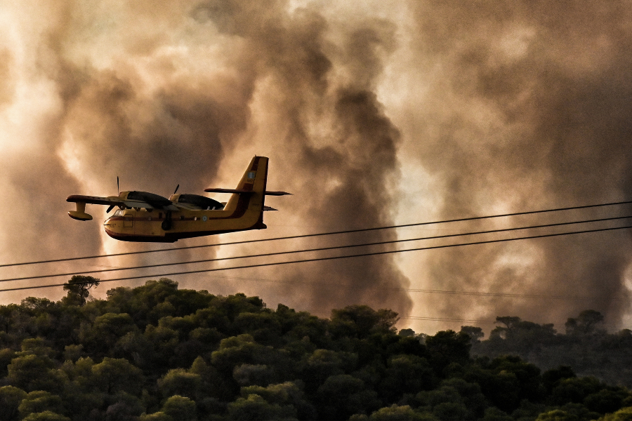 Αναζωπυρώθηκε η φωτιά στη Μάνδρα – Μεγάλο μέτωπο στη Ρόδο, μάχες σε Δερβενοχώρια, Λουτράκι, Μέγαρα (pics & vids)