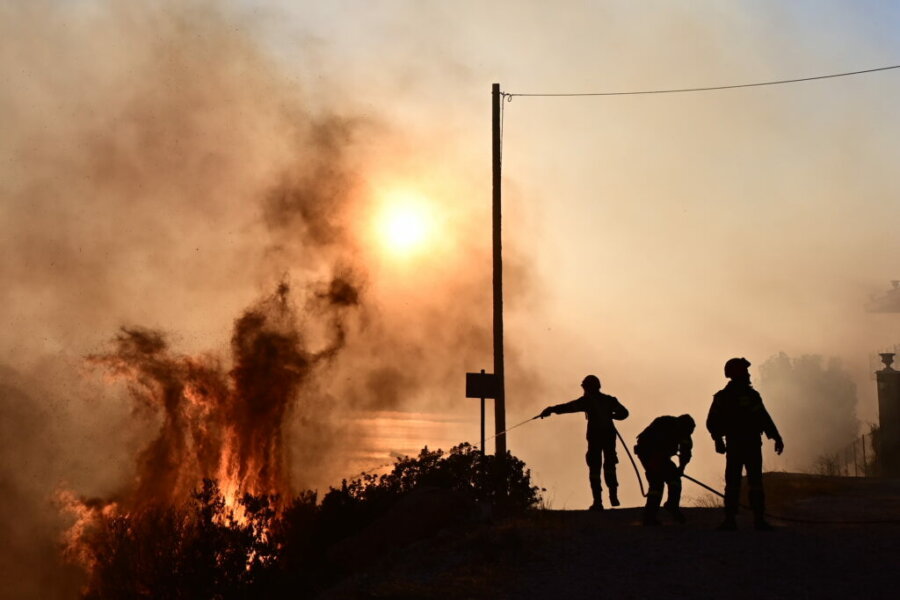 «Καλό κουράγιο παλικάρια μου» – Δασοπυροσβέστης καταγράφει με go pro τη μάχη με τη φωτιά στον Κουβαρά
