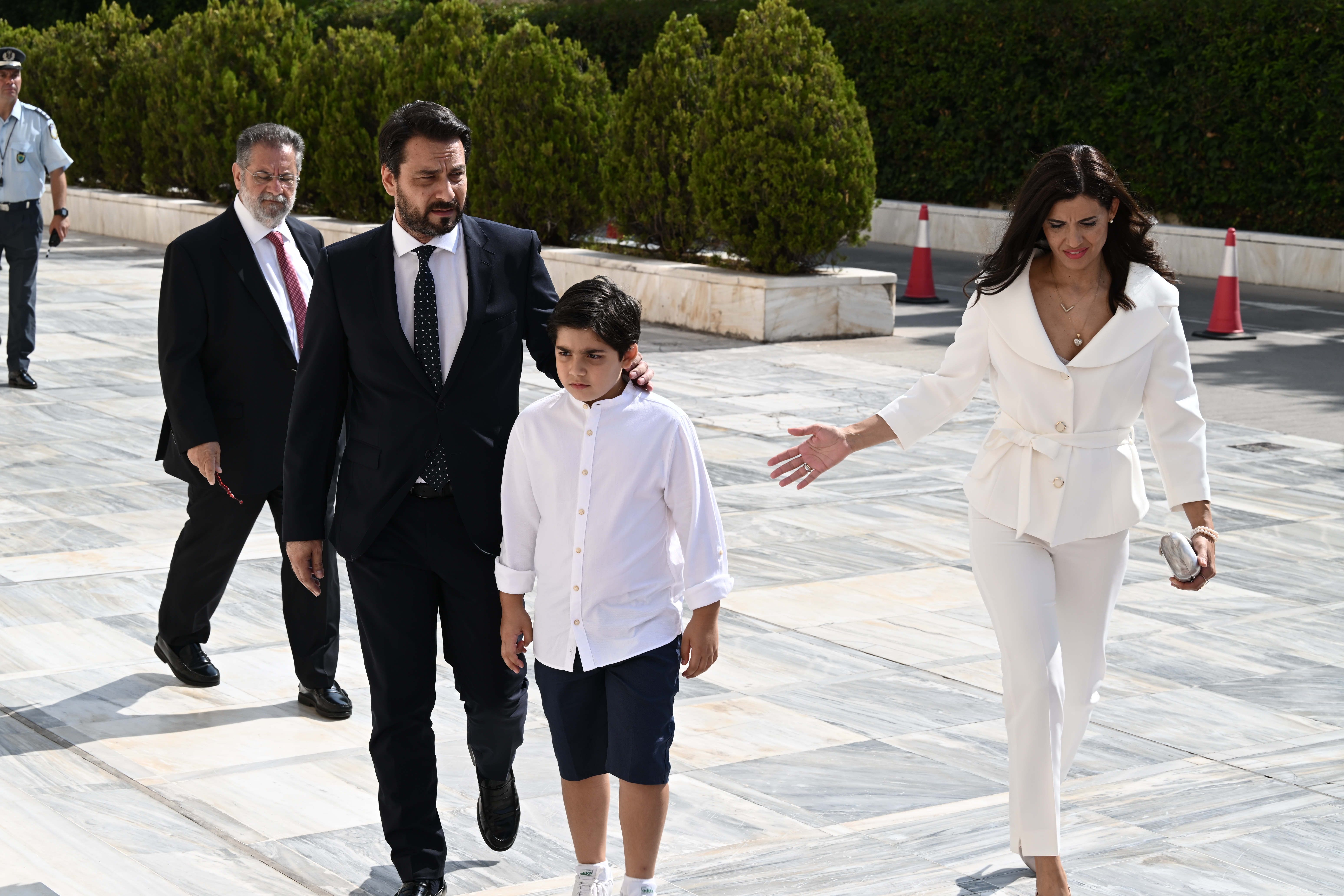 Οικογενειακή υπόθεση η ορκωμοσία των 300 στη Βουλή: Οι σύζυγοι και τα παιδιά που συνόδευσαν τους βουλευτές (pics) Βουλή