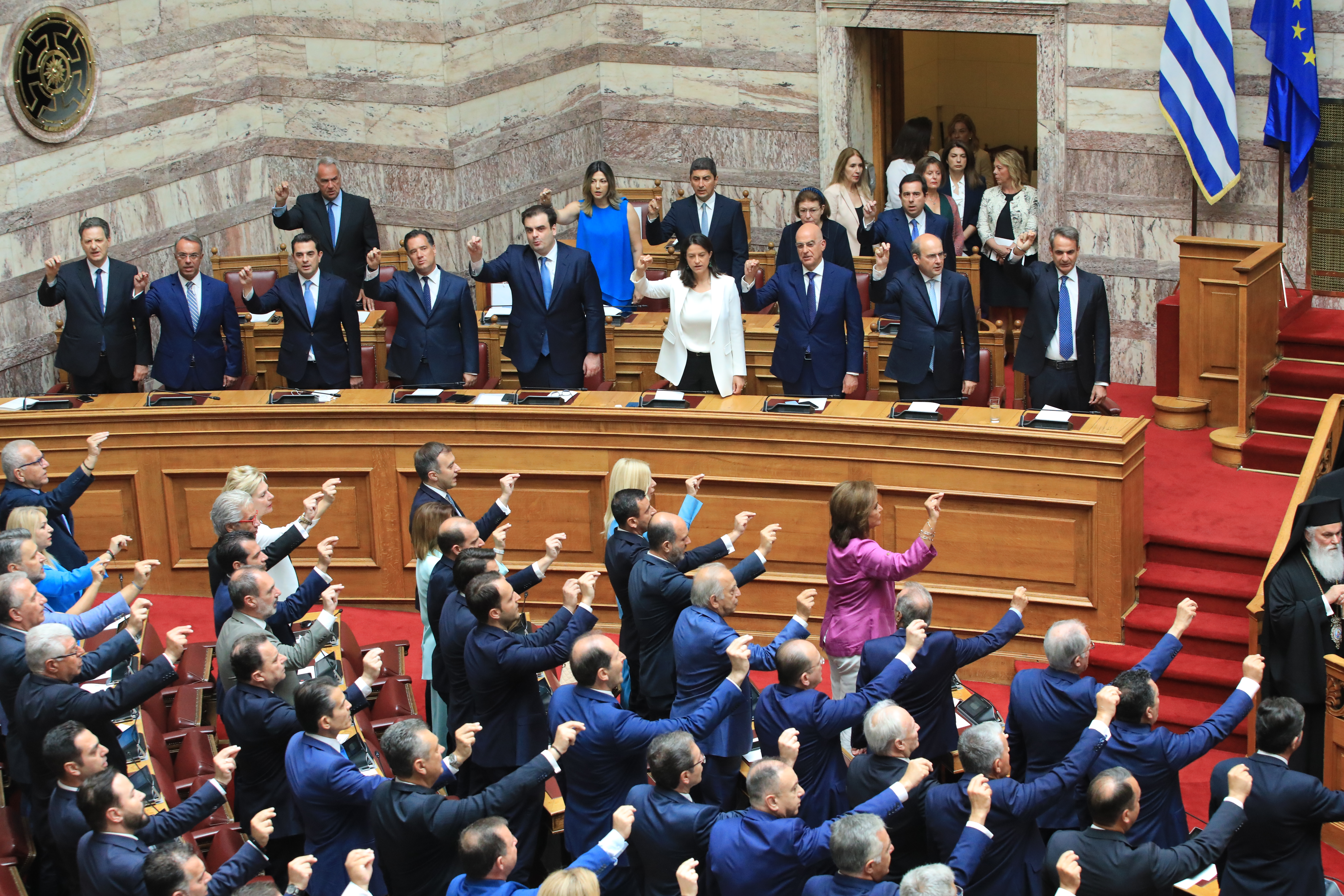 Βουλή: Ορκίστηκαν οι 300 – Έκλεψαν την παράσταση η Ζωή Κωνσταντοπούλου και ο σύντροφός της