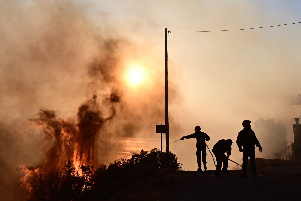 Φωτιά στον Κουβαρά: Καταγγελίες ότι ξέμειναν από νερό τα πυροσβεστικά στο Πανόραμα Σαρωνίδας