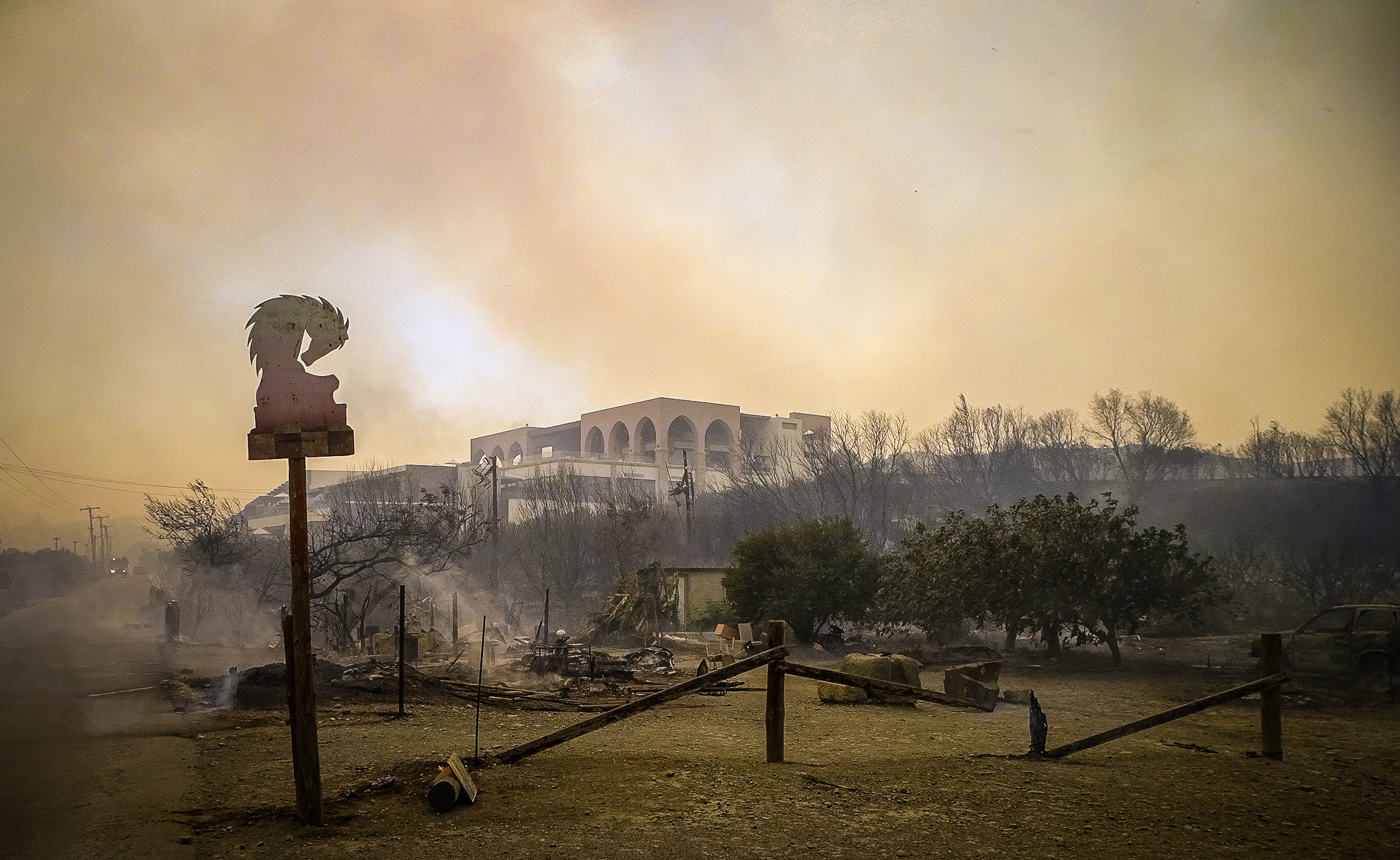 Φωτιά στη Ρόδο: Έκτακτη χρηματοδότηση για την αποκατάσταση υποδομών σε οικισμούς