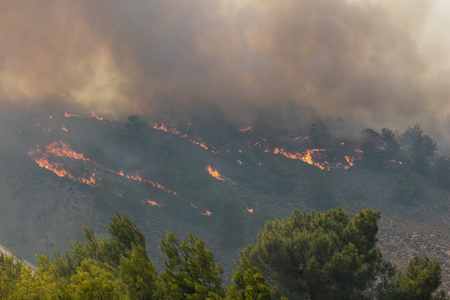 Μεγάλη αναζωπύρωση της φωτιάς στην Κάρυστο, εκκενώθηκε και το Πλατανιστό – Συνεχίζεται η μάχη σε Ρόδο και Κέρκυρα