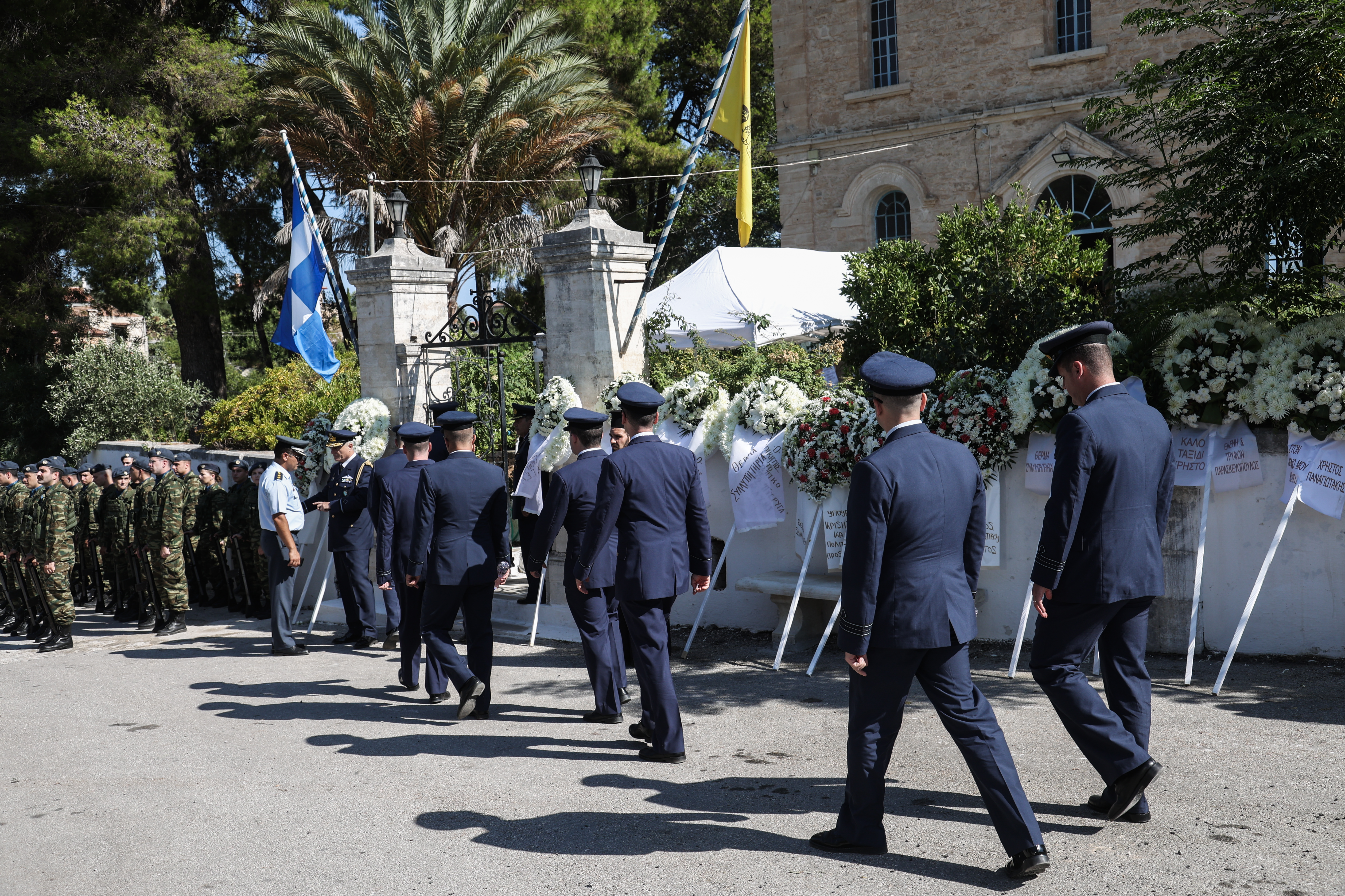 Θλίψη στο τελευταίο «αντίο» στον σμηναγό Χρήστο Μουλά – Έφτασε η σορός του στην εκκλησία