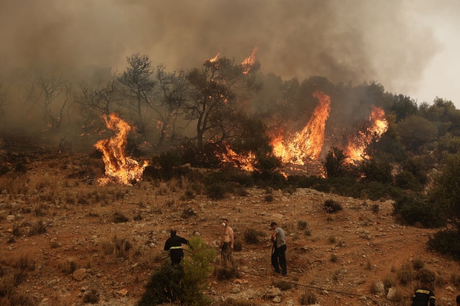 Γερμανοί τουρίστες για τη φωτιά στη Ρόδο: «Τους παραδέχομαι τους Έλληνες, μας βοήθησαν»