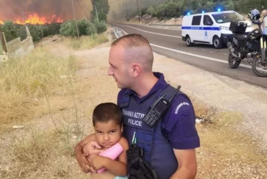 Πατέρας αστυνομικού που πήρε το παιδί αγκαλιά στη Μάνδρα: «Συγκινήθηκε πολύ όταν είδε τη φωτογραφία» (vid)