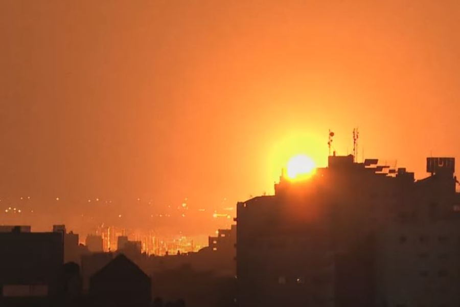 Ο ισραηλινός στρατός σφυροκοπά τη Γάζα ως αντίποινα στην επίθεση με ρουκέτες (vid)