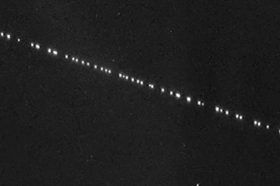 Ούτε εξωγήινους βλέπετε, ούτε τρελαίνεστε: Τι ήταν αυτά τα λαμπερά φώτα στον ουρανό χθες βράδυ – Ο Ίλον Μασκ απαντά