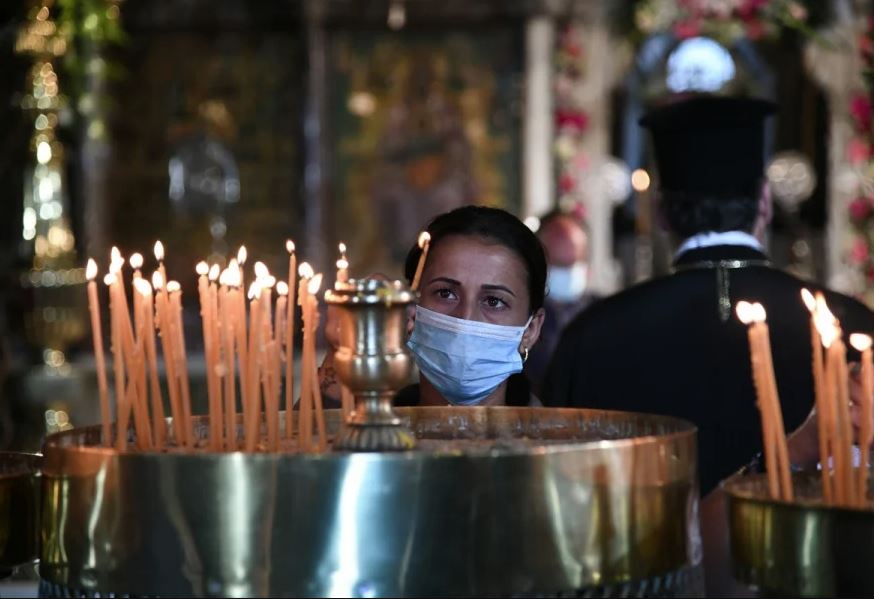 «Του έβαλα στα εκζέματα» – Τι ισχυρίζεται ο ιερέας που τουρίστας κατήγγειλε επειδή τον άλειψε με λάδι στα γεννητικά όργανα