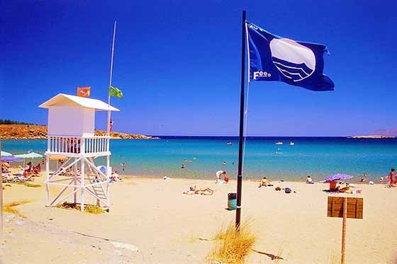 Γαλάζια σημαία: Οι 13 ακτές που την χάνουν για λόγους πλημμελούς οργάνωσης