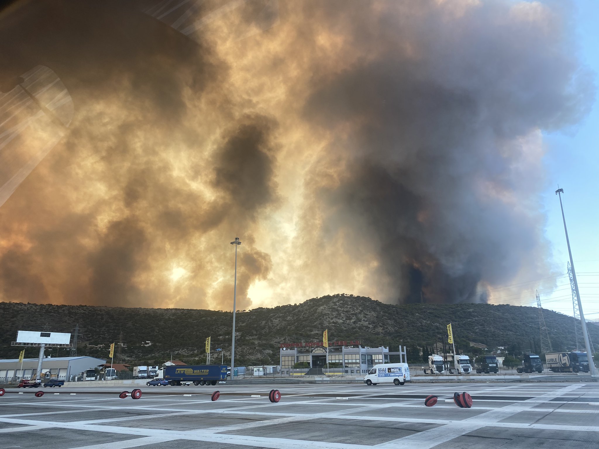 Εκτός ελέγχου η φωτιά στο Λουτράκι: Έκλεισε η Εθνική οδός Αθηνών – Κορίνθου – Μήνυμα 112 για εκκένωση προς Κόρινθο
