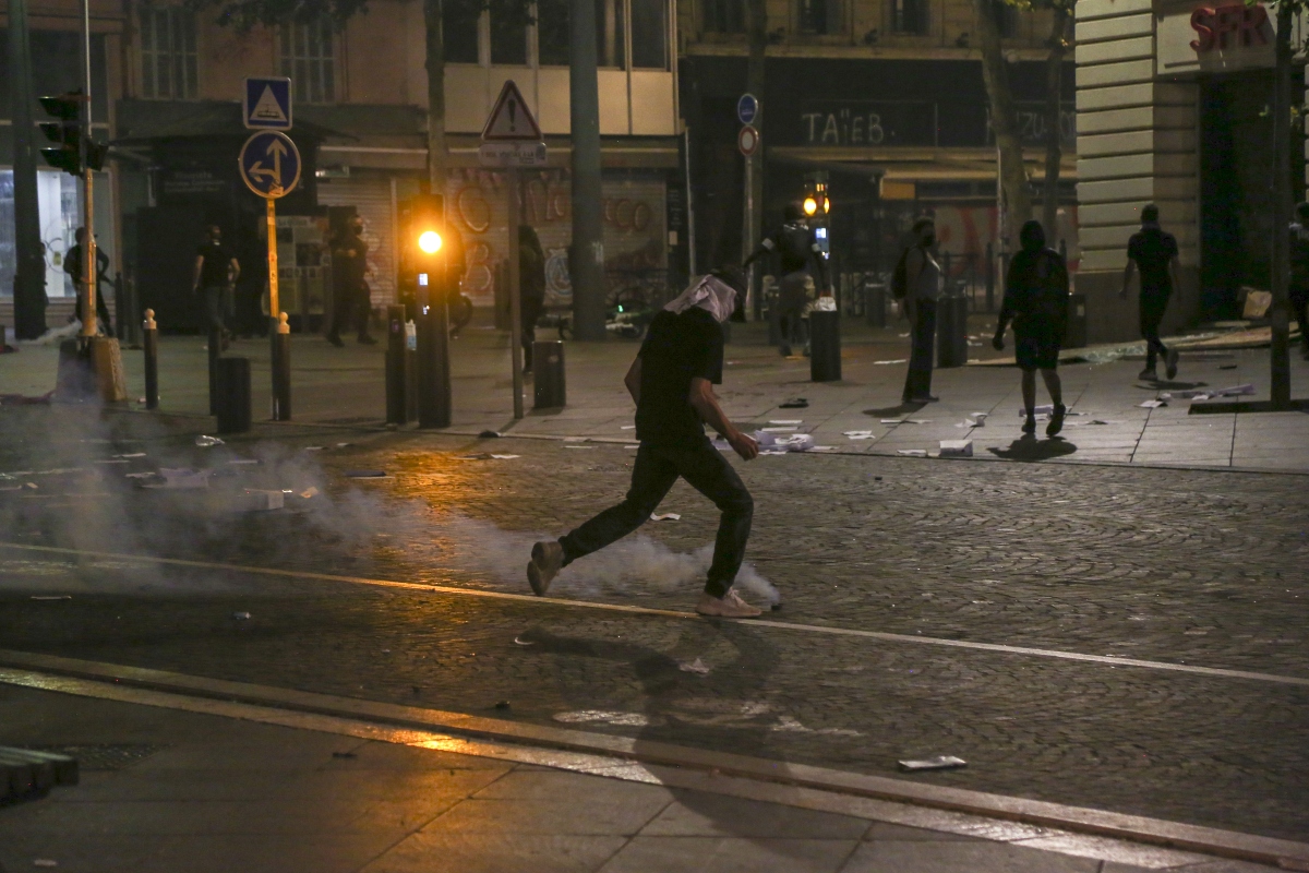 Υποχωρεί η βία στη Γαλλία – Πάνω από 1 δισ. ευρώ οι καταστροφές στις επιχειρήσεις