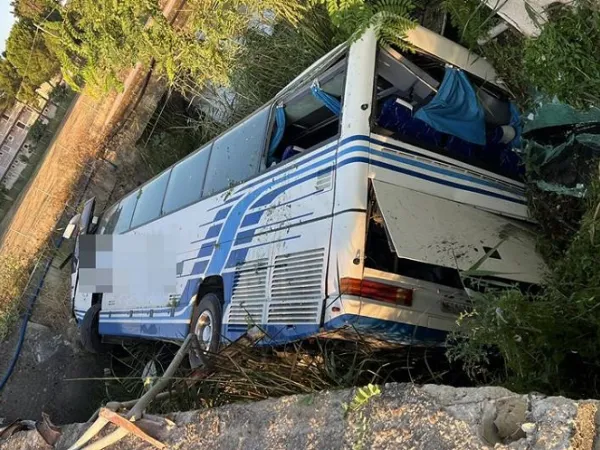 Ζάκυνθος: Τουριστικό λεωφορείο έπεσε από γέφυρα