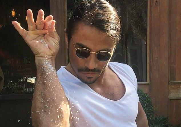 H κρίση «χτύπησε» και τον Salt Bae: Έφτιαξε οικονομικό μενού, αναλυτικά οι τιμές