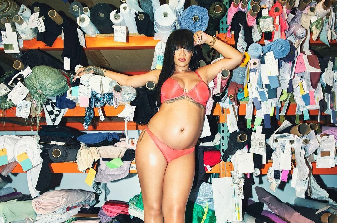 Δεν την σταματά καμιά εγκυμοσύνη: Η Rihanna φωτογραφίζεται με εσώρουχα και σπάει τα κοντέρ (pics)