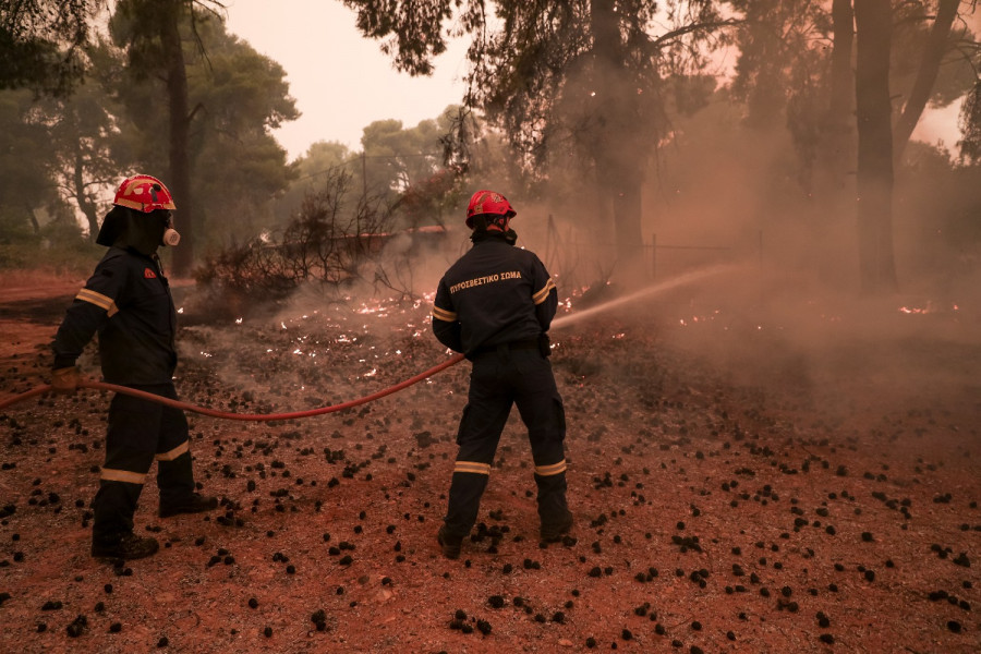 Σχεδόν 500 πυροσβέστες στα τρία μεγάλα μέτωπα σύμφωνα με την ενημέρωση της Πυροσβεστικής για τις φωτιές
