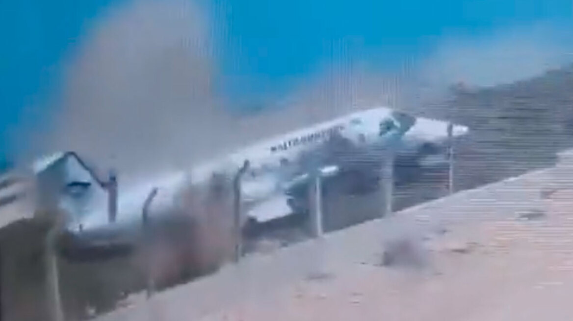 Eφιαλτικές εικόνες από συντριβή επιβατικού αεροσκάφους στη Σομαλία – Επέζησαν οι επιβαίνοντες