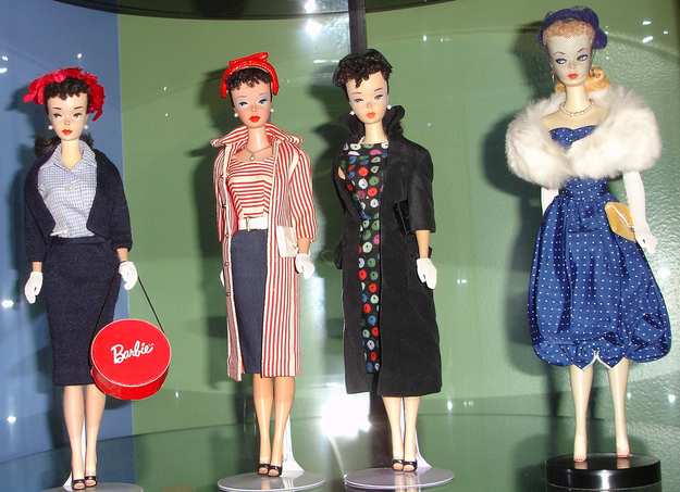  Οι πρώτες κούκλες Barbie είχαν κατασκευαστεί στην Ιαπωνία και τα ρούχα τους ήταν ραμμένα στο χέρι από τους Ιάπωνες εργαζόμενους.