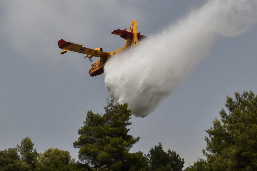 Στη μάχη με τις φλόγες και τα αεροσκάφη που ήρθαν από Ιταλία και Γαλλία – Η ενημέρωση της Πυροσβεστικής για τις πυρκαγιές