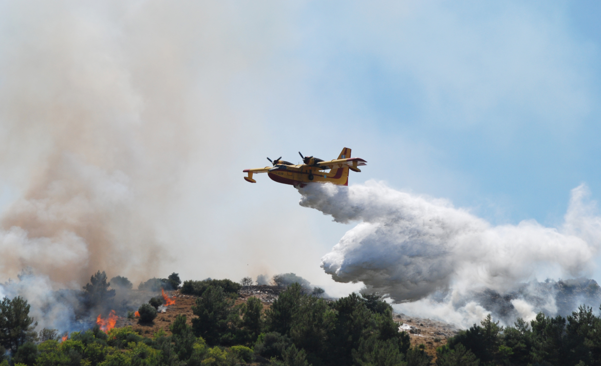 Τραγωδία με Canadair στην Κάρυστο: Έπεσε στη διάρκεια πυρόσβεσης, προσέκρουσε σε δέντρο το δεξί φτερό (καρέ-καρέ η πτώση)