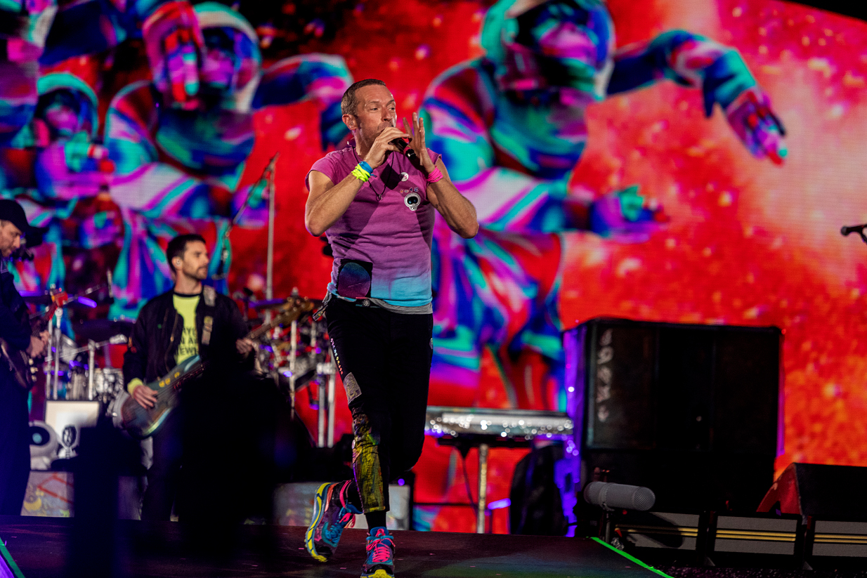 Οι Coldplay ανέβασαν βίντεο για τις συναυλίες στην Αθήνα και νιώσαμε σαν να μας έστειλε το αίσθημα