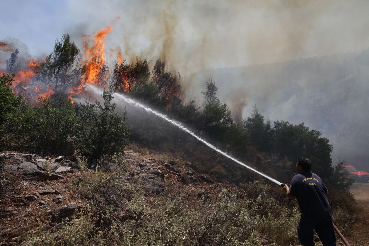 Ανεξέλεγκτη η φωτιά στα Δερβενοχώρια – Εκλεισε η Αττική Οδός, κινδύνεψε δημοσιογράφος