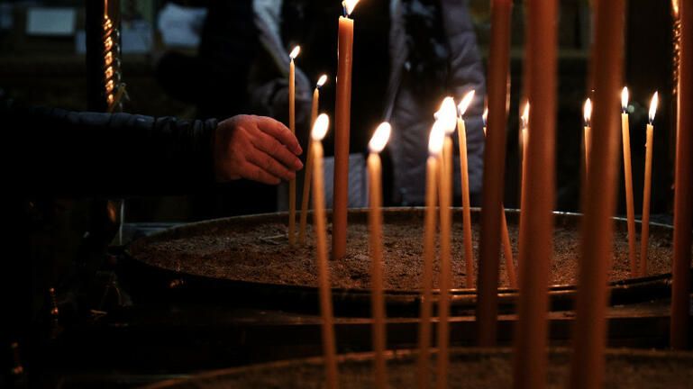 Άναψε… 58 κεριά και κόντεψε να βάλει φωτιά σε παρεκκλήσι στη Λάρισα