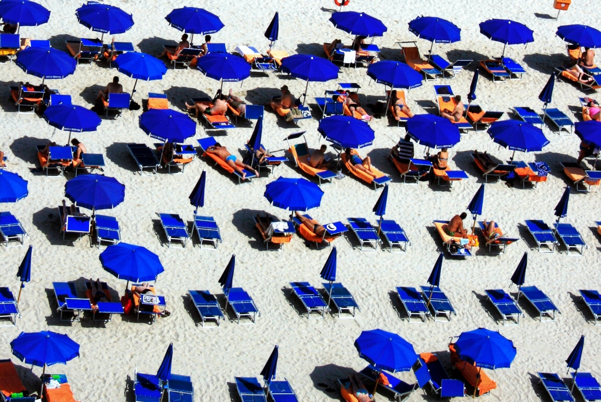 «Μάχη» για μια διαθέσιμη ομπρέλα στα beach bars της Αττικής: Κρατήσεις μια βδομάδα πριν, ως και 190 ευρώ η ομπρέλα!