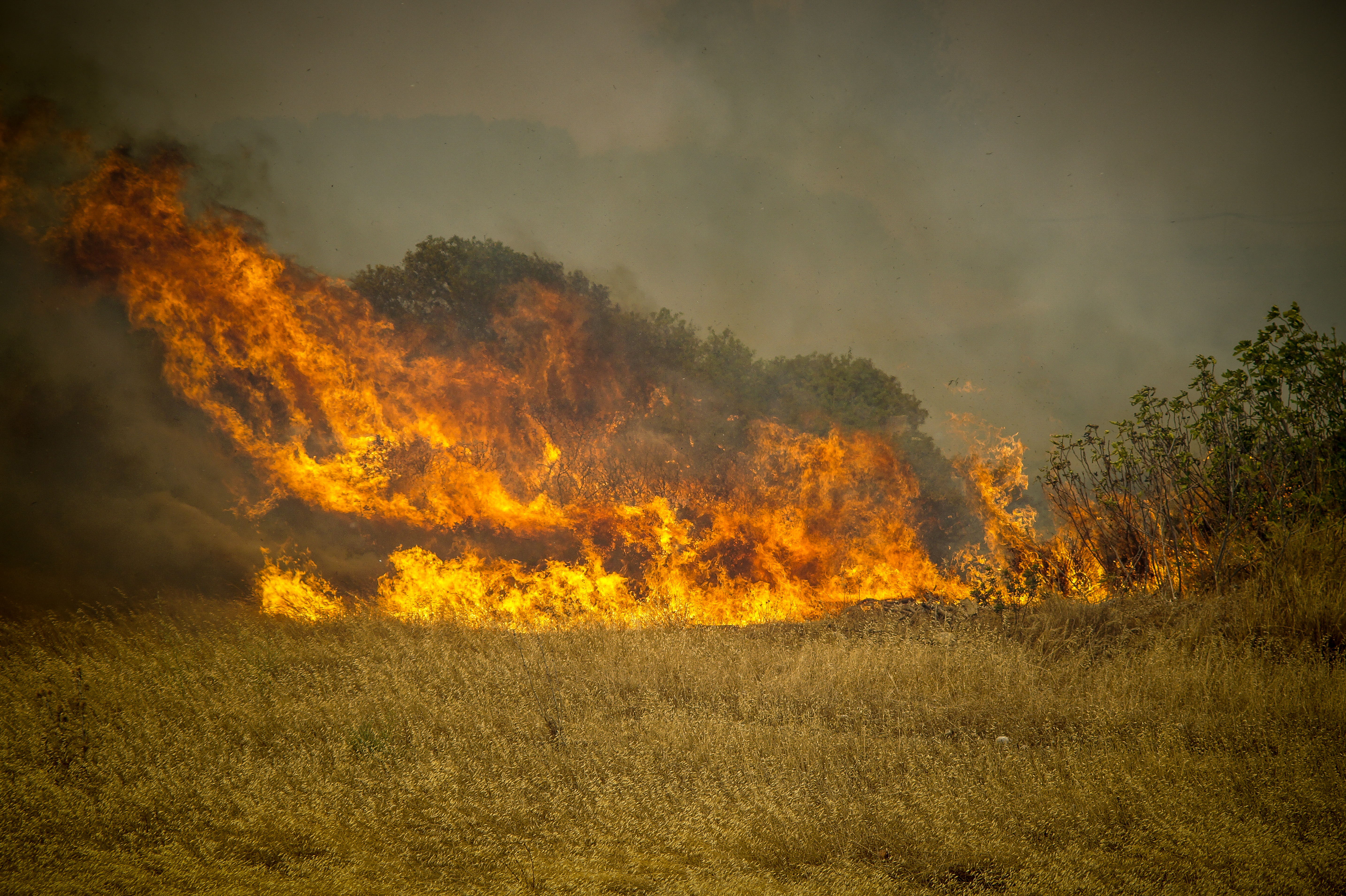 Πυρκαγιές: Μάχη για να περιοριστεί η φωτιά στον Ασπρόπυργο – Οι εξελίξεις στην Τζια – Οι περιοχές που βρίσκονται σε κίνδυνο