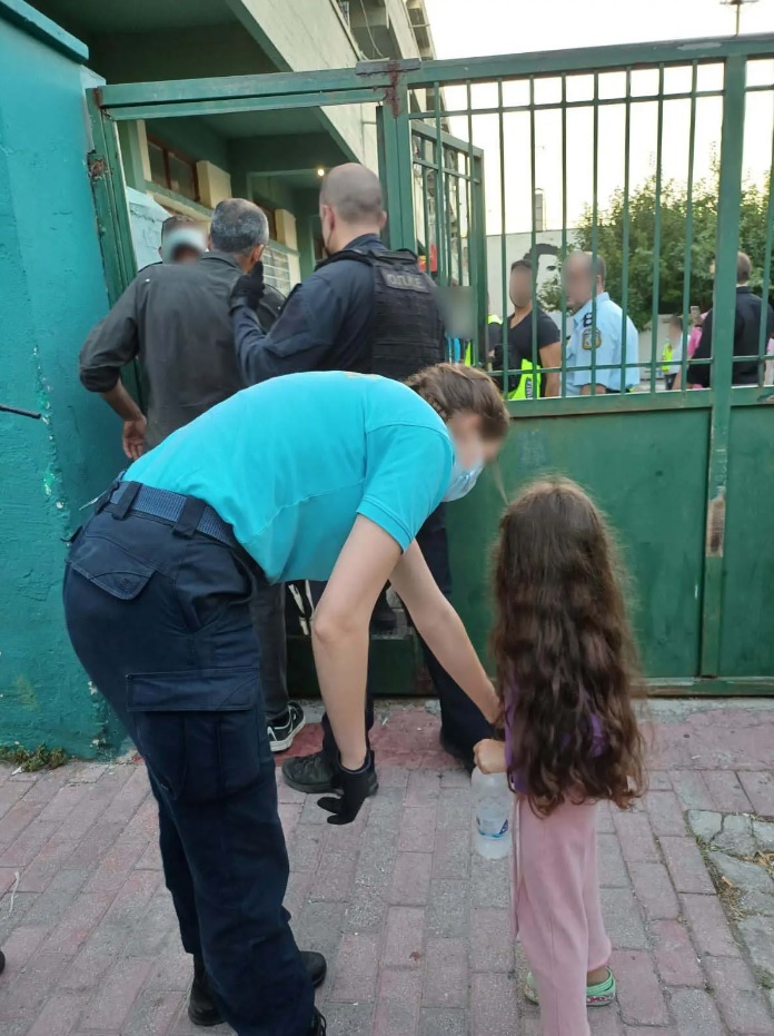 Απομάκρυναν 53 Κούρδους από κτίριο-ερείπιο στη Λαυρεωτική κτίριο-ερείπιο