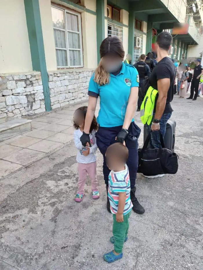 Απομάκρυναν 53 Κούρδους από κτίριο-ερείπιο στη Λαυρεωτική κτίριο-ερείπιο