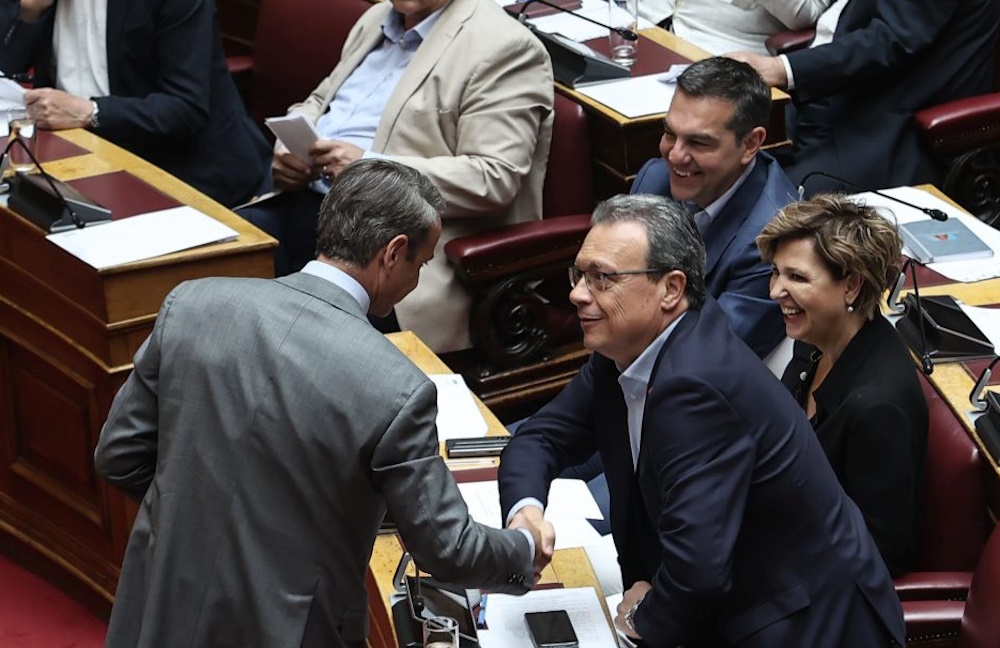Το διπλό μήνυμα Μητσοτάκη, τα… συντροφικά μαχαιρώματα και το γραφείο του Καραμανλή που παίρνει… ο Τσίπρας Τσίπρας