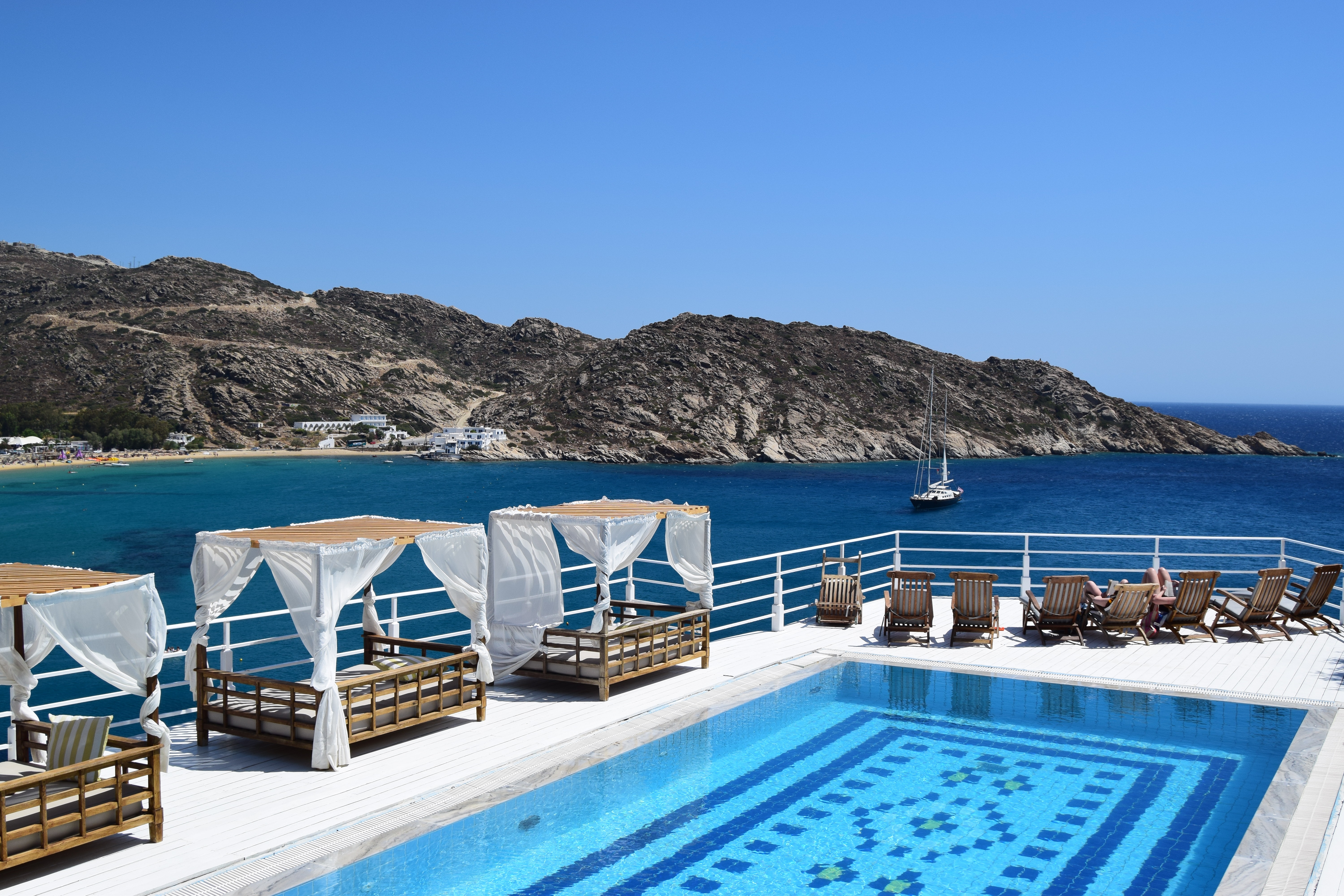 Ποιο ελληνικό νησί καλεί τους επισκέπτες του σε διακοπές χωρίς πισίνες – «Όχι» στη σπατάλη φυσικών πόρων