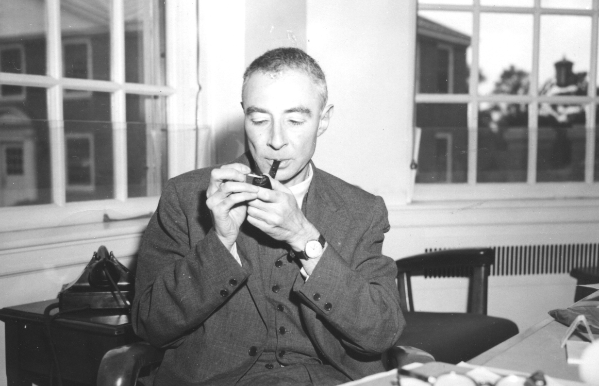 Robert Oppenheimer ποιος ήταν ο φυσικός