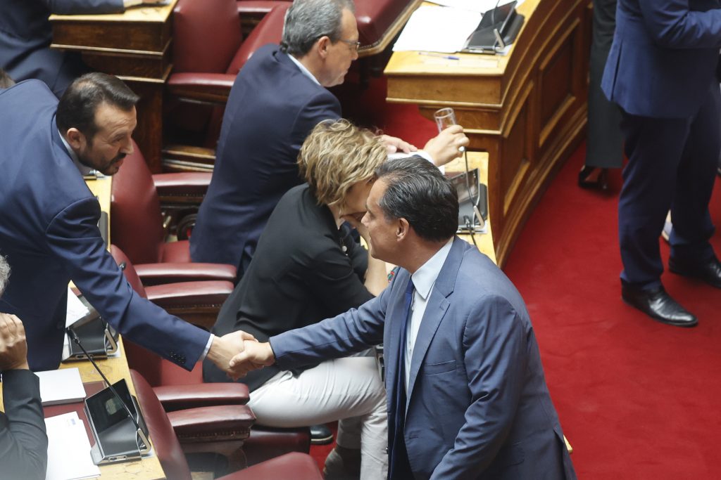 Το διπλό μήνυμα Μητσοτάκη, τα… συντροφικά μαχαιρώματα και το γραφείο του Καραμανλή που παίρνει… ο Τσίπρας Τσίπρας