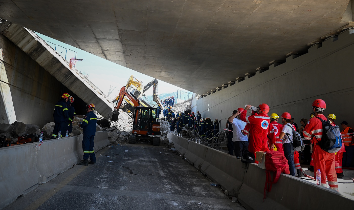 Πάτρα: Στους 14 οι τραυματίες από την πτώση της γέφυρας, ερωτήματα για τις ευθύνες