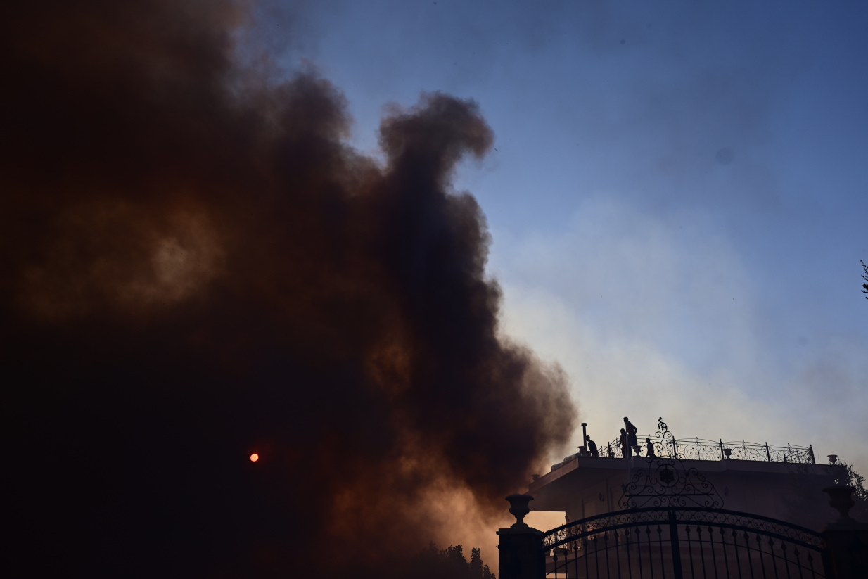 Live Update: Αναζωπύρωση της φωτιάς στη Σαρωνίδα – Μάχη στο Λαγονήσι να μην περάσει η φωτιά την Καλυβίων (pics & vids)