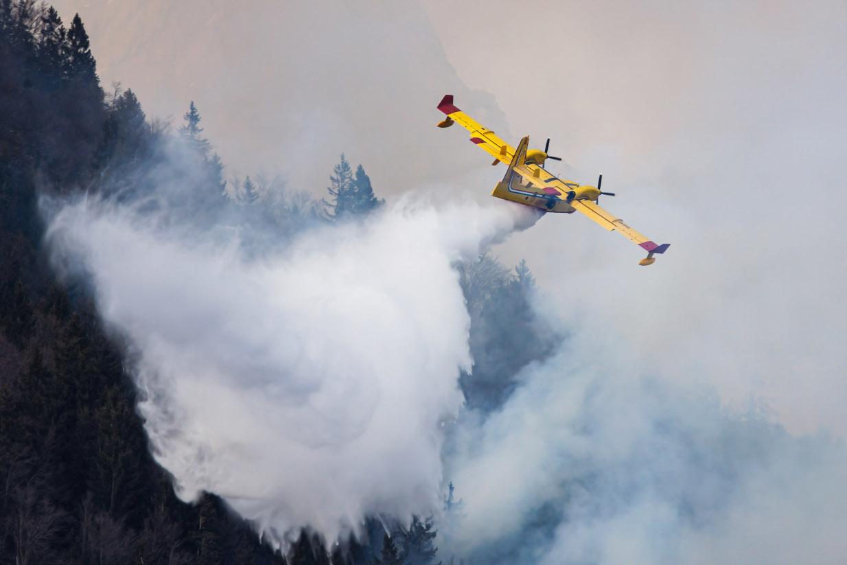 Τρόμος στην Κάρυστο: Canadair πετούσε με έναν κινητήρα