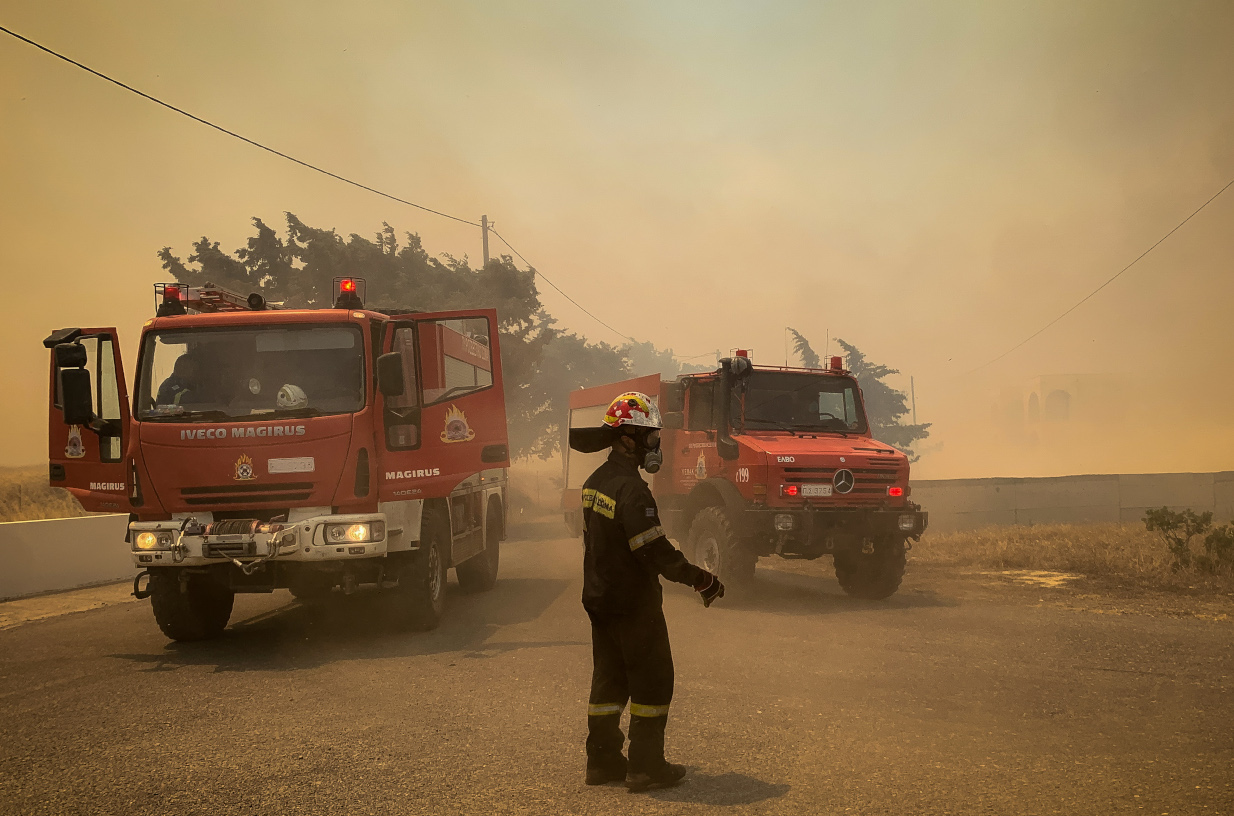 Πύρινη κόλαση σε Ρόδο, Κέρκυρα, Κάρυστο – Έφτασε σε αυλές η φωτιά, την πρόλαβαν τελευταία στιγμή πριν κάψει σπίτια