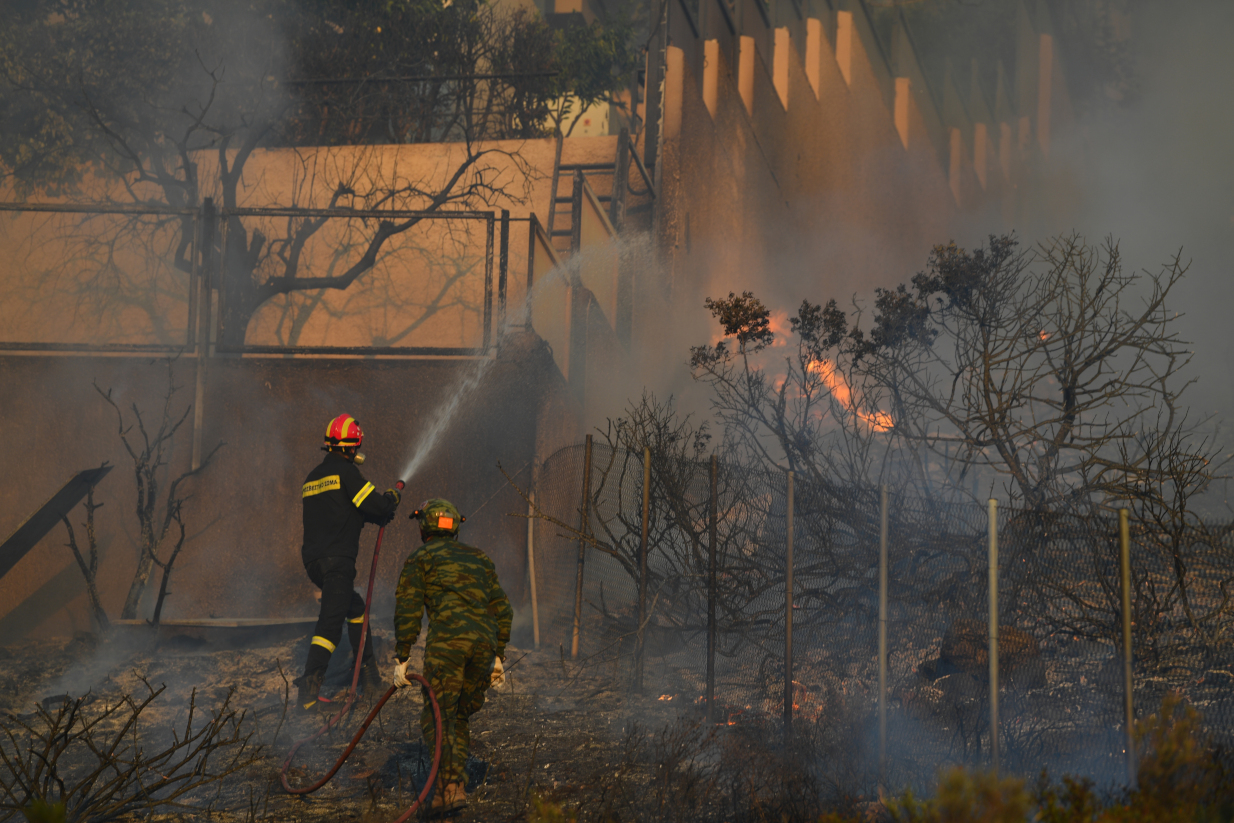Πυρκαγιά: Σε Μάνδρα και Δερβενοχώρια ο μεγαλύτερος κίνδυνος – Πύρινη εστία και στην Καλαμάτα