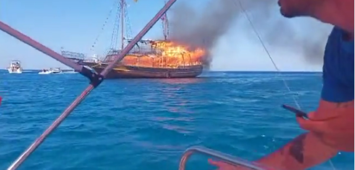 Ρόδος: Βίντεο δείχνει πλοιάριο να τυλίγεται στις φλόγες