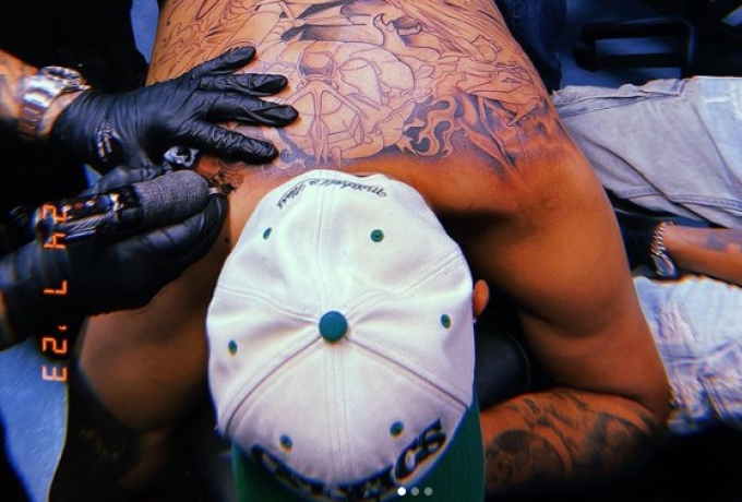 Ο Νικ Κύργιος γεμίζει την πλάτη του με tattoo Pokemon
