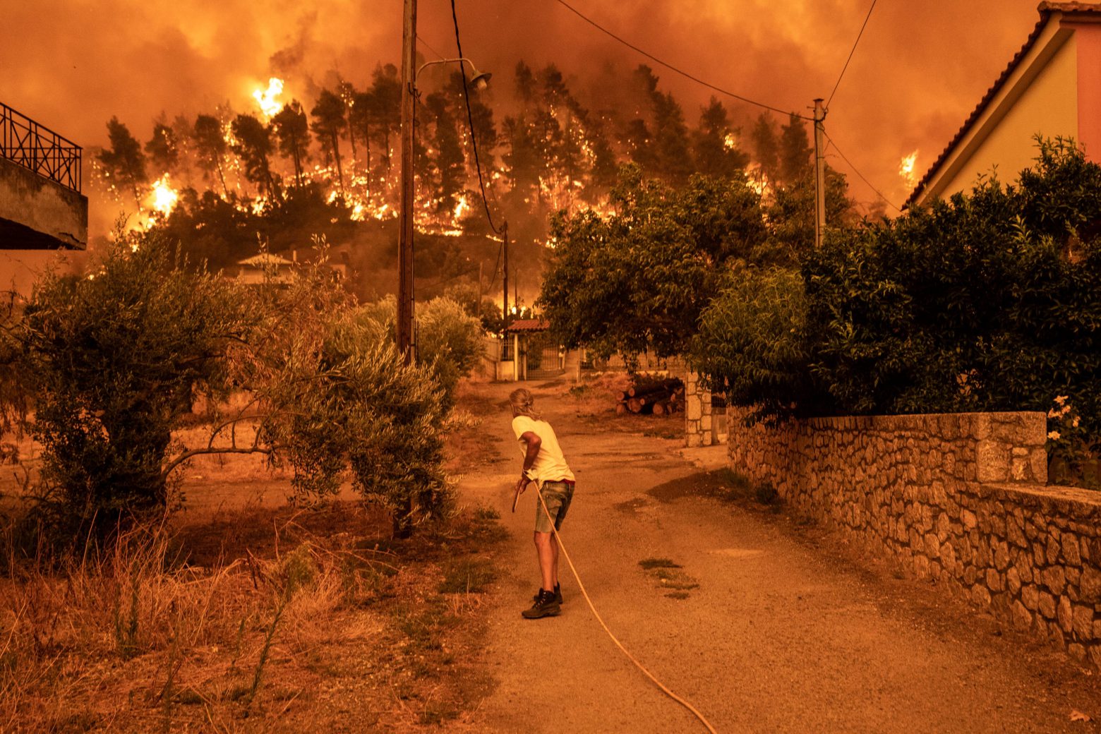 Πυρκαγιές – Ας κοιταχτούμε στον καθρέπτη προτού αναζητήσουμε ευθύνες (και όχι ανεμογεννήτριες…)