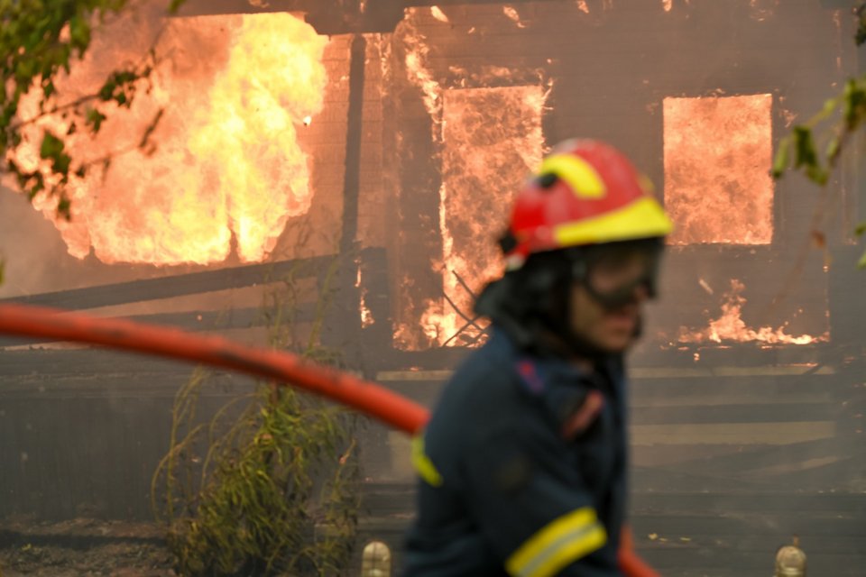 Φωτιά στον Σαρωνικό: Τραυματίστηκαν τρεις εθελοντές πυροσβέστες στη μάχη με τις φλόγες