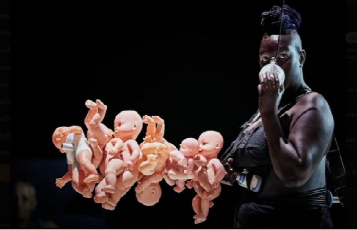 Γαλλία: Η θεατρική παράσταση που διχάζει – Αντιδράσεις όταν επί σκηνής μαύρες ηθοποιοί καρφώνουν μωρά σε πάσσαλο