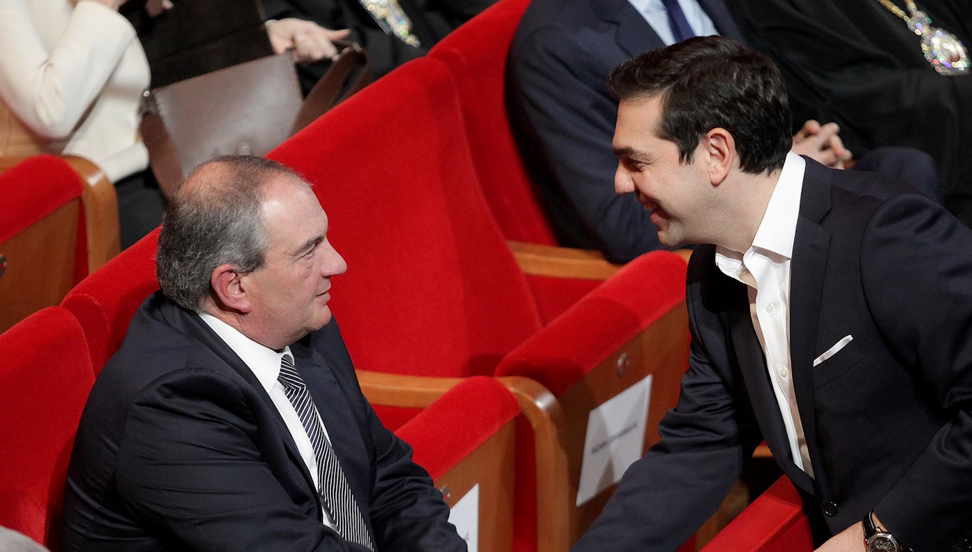 Το διπλό μήνυμα Μητσοτάκη, τα… συντροφικά μαχαιρώματα και το γραφείο του Καραμανλή που παίρνει… ο Τσίπρας