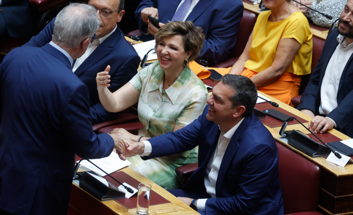 ΣΥΡΙΖΑ: Η πρώτη εμφάνιση Τσίπρα στη Βουλή και η αμηχανία για τους μόλις 47 βουλευτές – Οι χαιρετούρες και οι ασπασμοί με την Κ.Ο.
